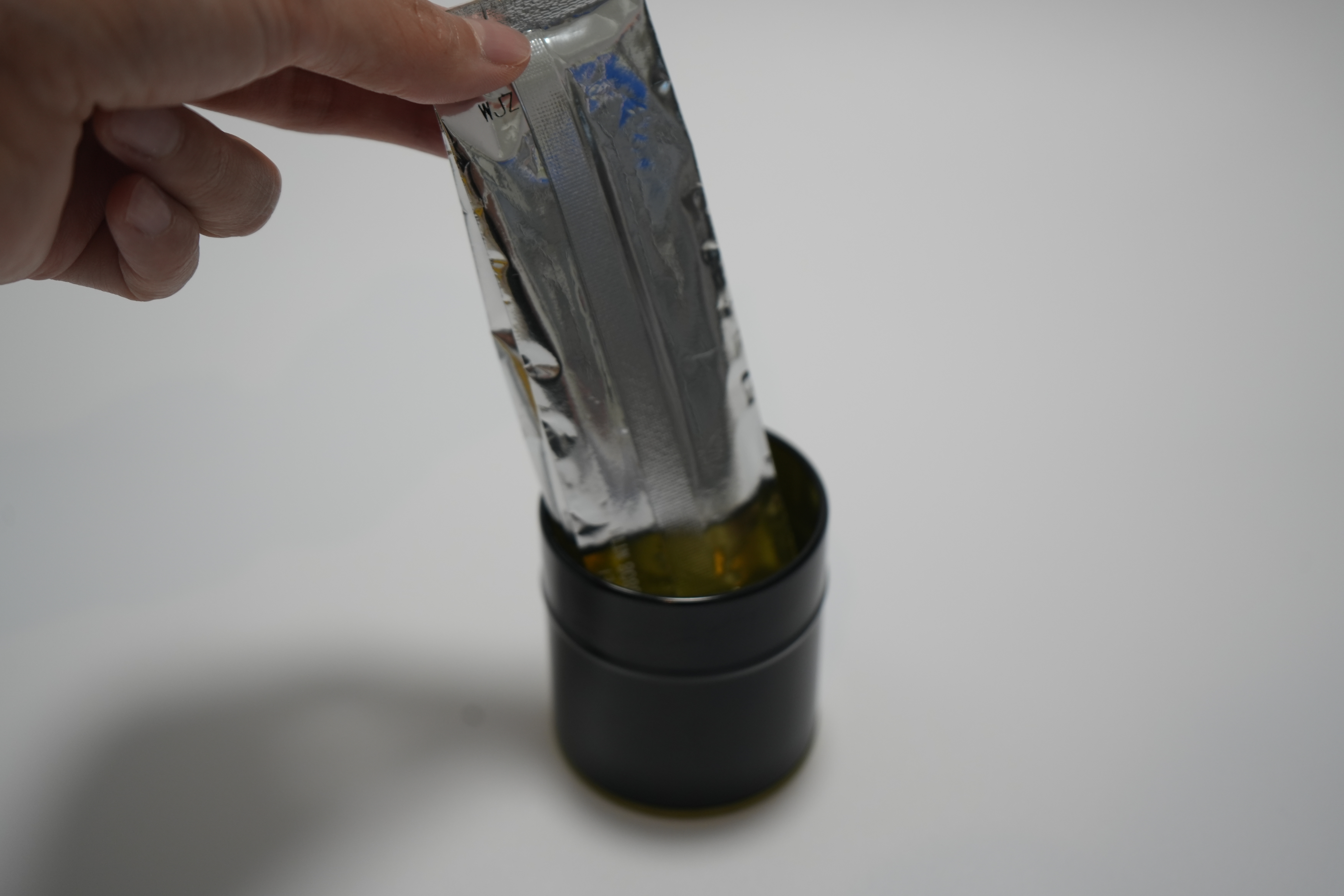 Filling matcha into tin